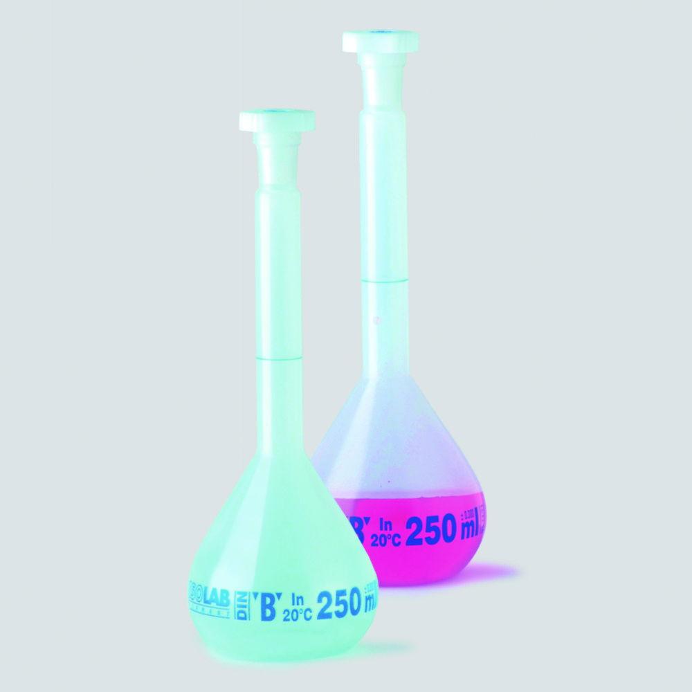 ISOLAB Volumetric Flask 500 mL, Clear PP, CL B, NS 19/26, PE Stopper, Blue Scale